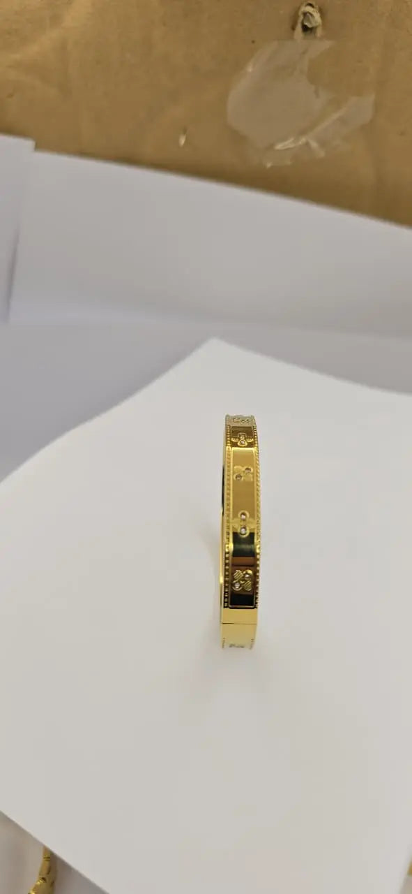 Artificial jewelleryAKaccessories