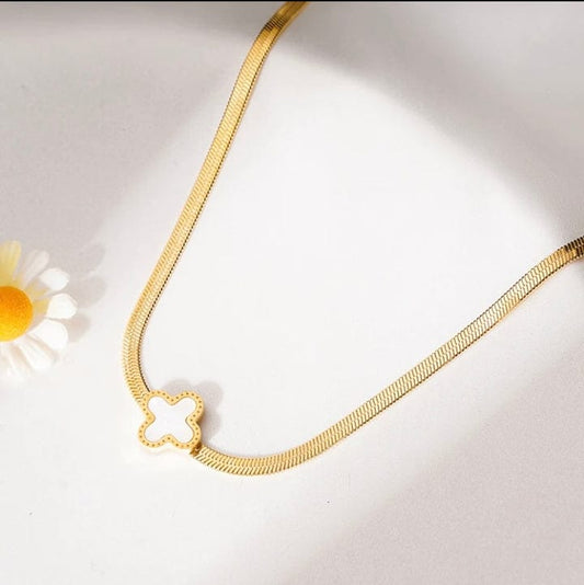 Snake clover white necklace